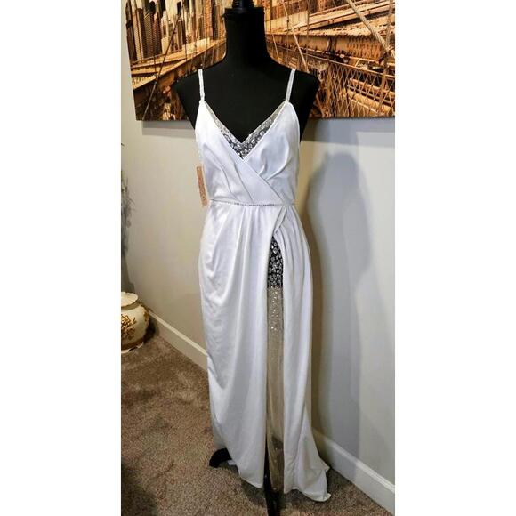 Nwt Onlisa Elegant White Evening Gown with Silver Details - Picture 1 of 8